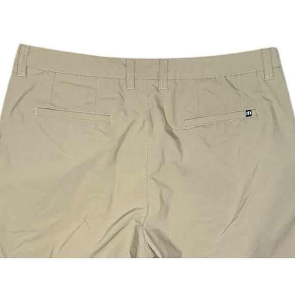 Travis Mathew Shorts Mens Size 38 Nylon Beige Golf Chinos Flat Front TINY FLAW - Picture 9 of 10